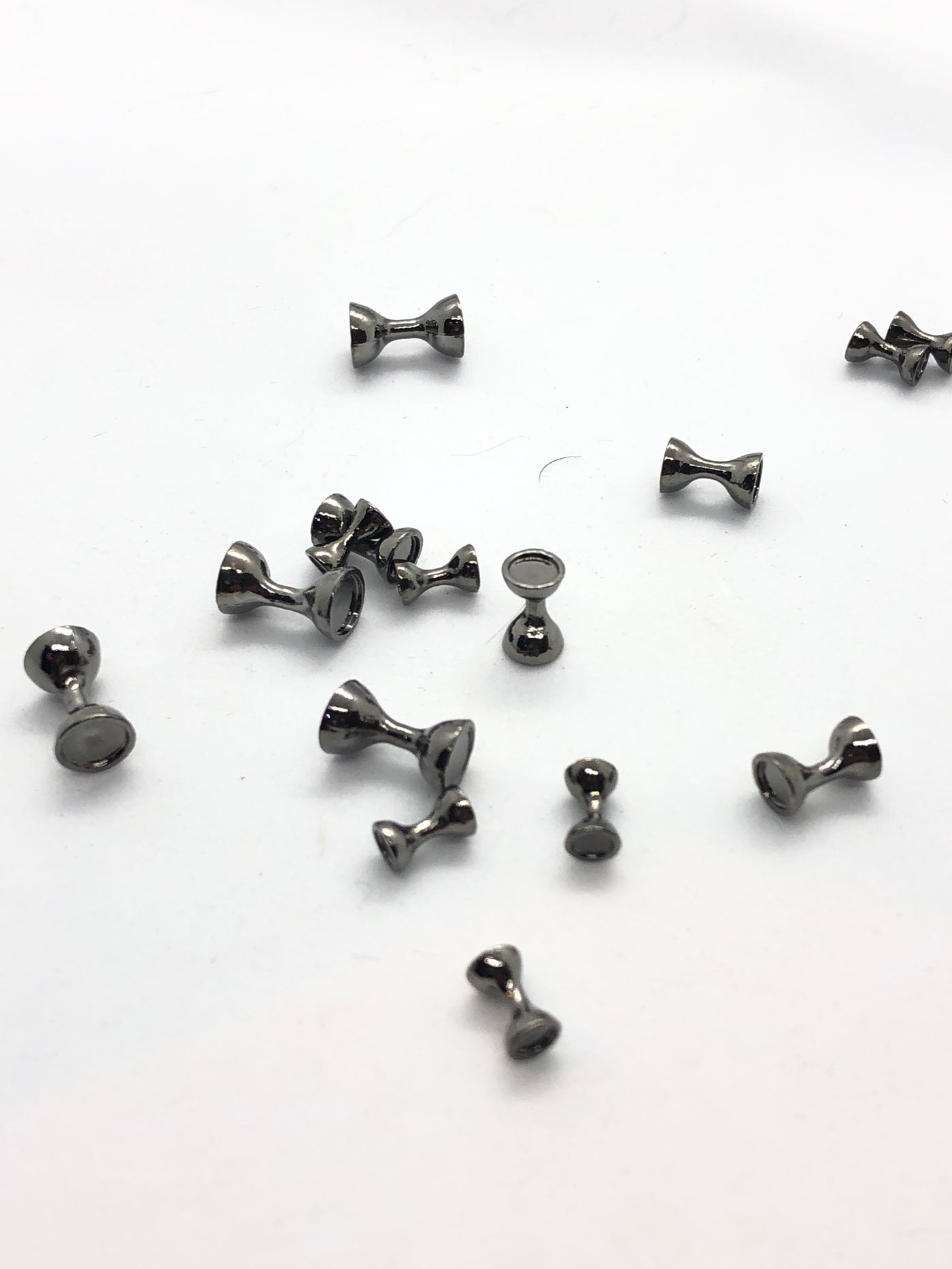 Hareline Dubbin Flat End Tungsten Hour Glass Eyes